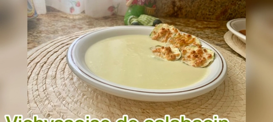 Vichyssoise de calabacín con sus chips