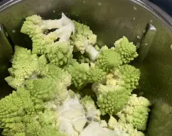 Step <p>Añadimos las zanahorias, las patatas, el romanescu, la sal y el agua y programamos 35 min/Varoma/vel 2.</p> illustration