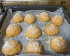 Step <p>Cuando los bollos hayan doblado su volumen, píntelos de nuevo con el huevo batido y ponga encima el azúcar humedecido. </p> illustration