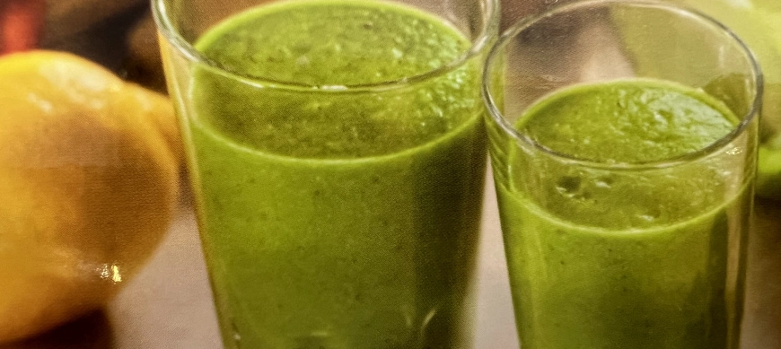Smoothie de espinacas, lechuga, apio y frutas