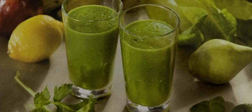 SMOOTHIE DE ESPINACAS, LECHUGA, APIO Y FRUTAS