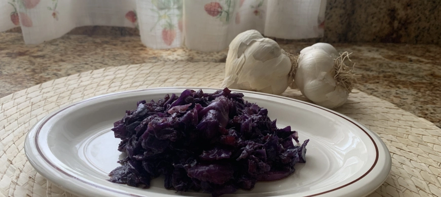 Lombarda salteada con ajo y jamon