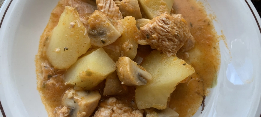 Estofado de pavo a la provenzal con patatas y champiñones