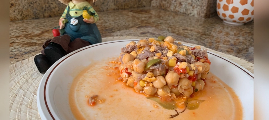 Ensalada de garbanzos con vinagreta de pimientos