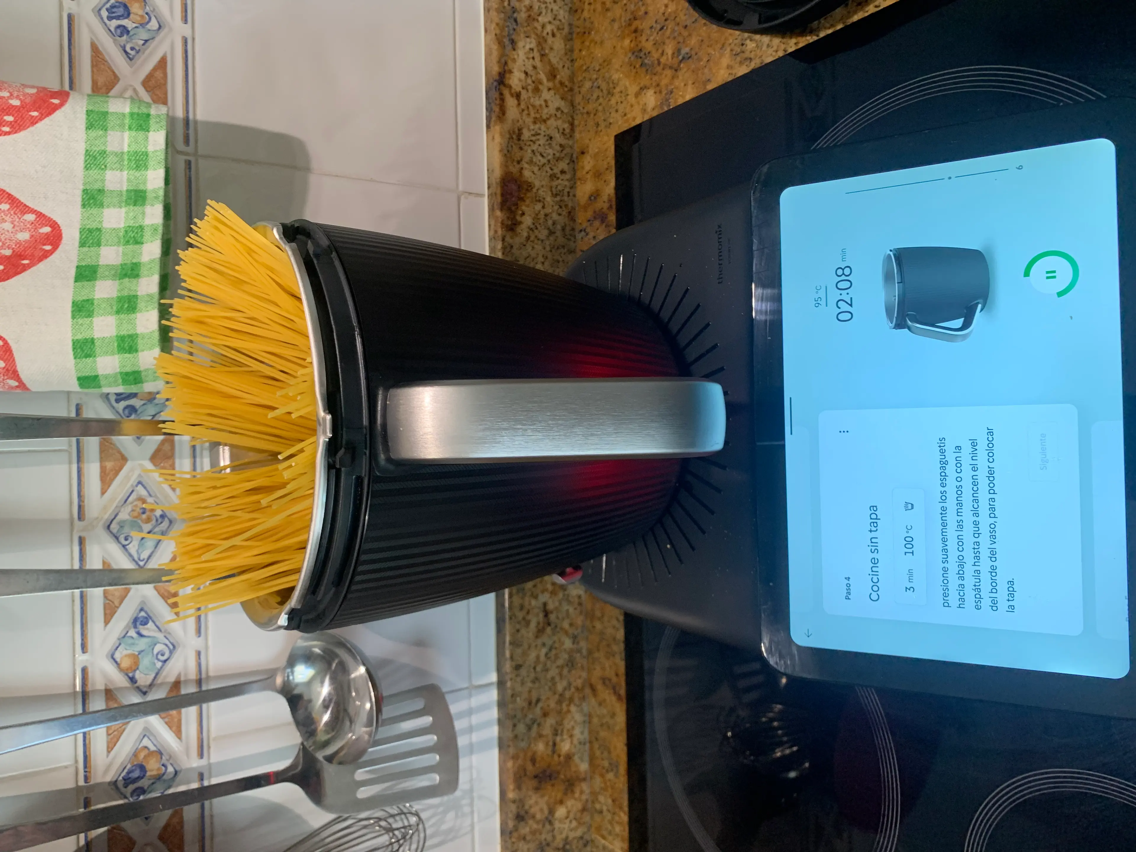 Step <p>Añadimos los espaguetis e iniciamos cocion sin tapa/3 min/100°C, mientras presionamos los espaguetis con la espatula.</p>
<p>Despuès, programamos el tiempo indicado en el paquete/100°C/giro inverso/vel 0,5.</p>
<p>Vertemos los espaguetis en una fuente y servimos inmediatamente.</p> illustration