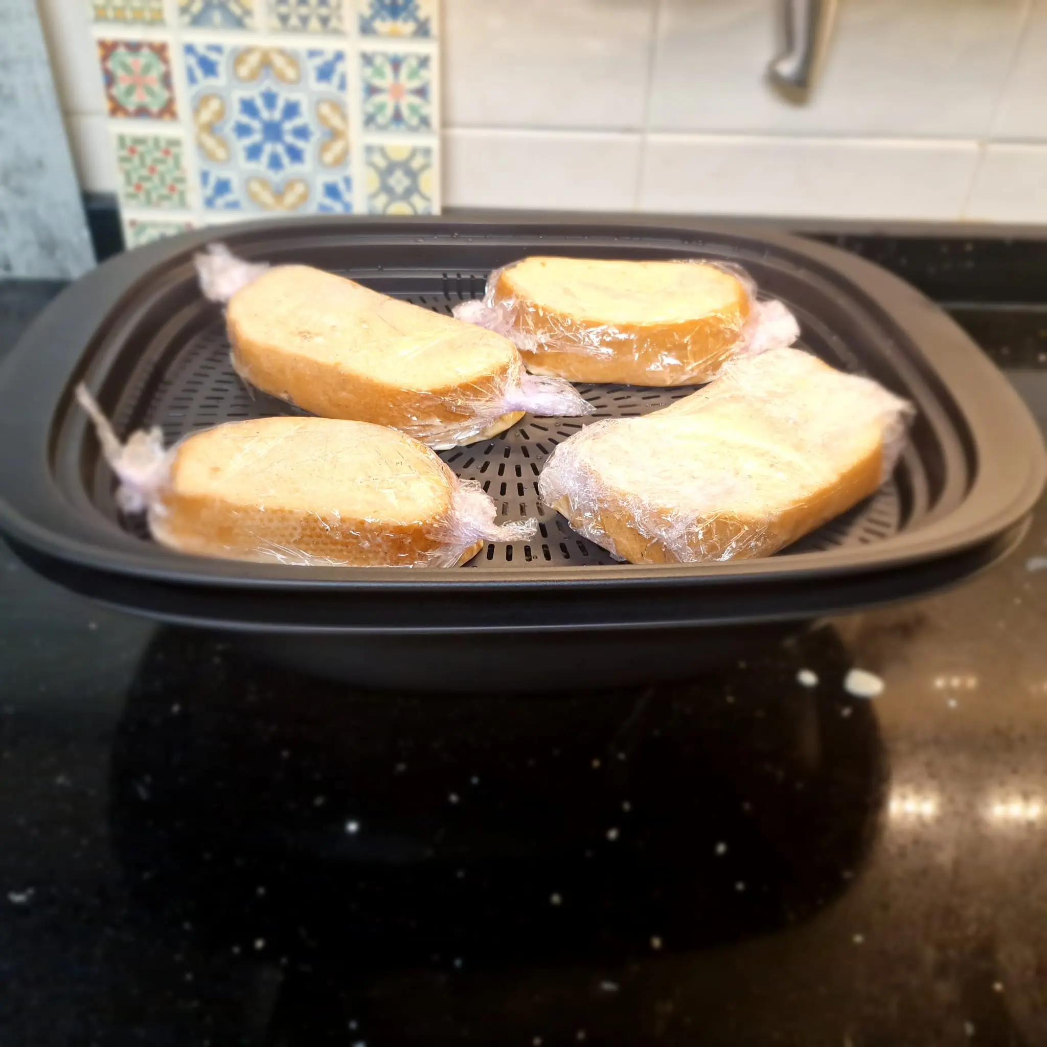 Step Preparación en Varoma:
Engrase con mantequilla fundida varios cuadrados de film transparente del tamaño adecuado para envolver cada rodaja de pan. Pase las rodajas bañadas en leche y envuélvalas en los cuadrados de film transparente preparados. Colóquelas repartidas entre el recipiente y la bandeja Varoma, tape y reserve. illustration