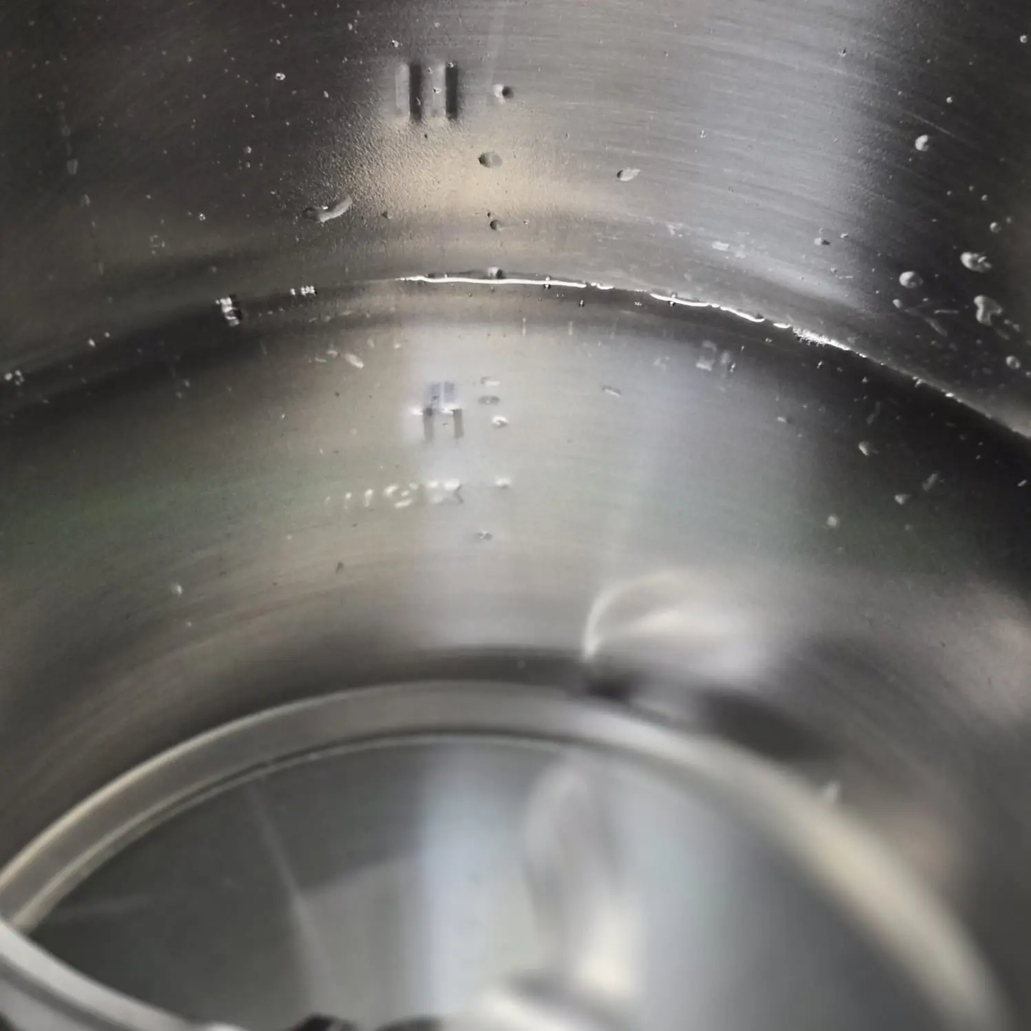 Step Poner en el vaso el agua e introducir el cestillo illustration