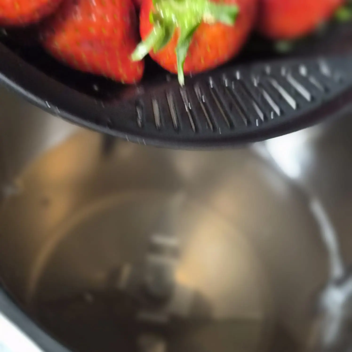 Step Programar 10 minutos velocidad 6,5 para que lave bien las fresas. Si pones menos tiempo no es problema, dejar reposar después en el mismo agua. illustration