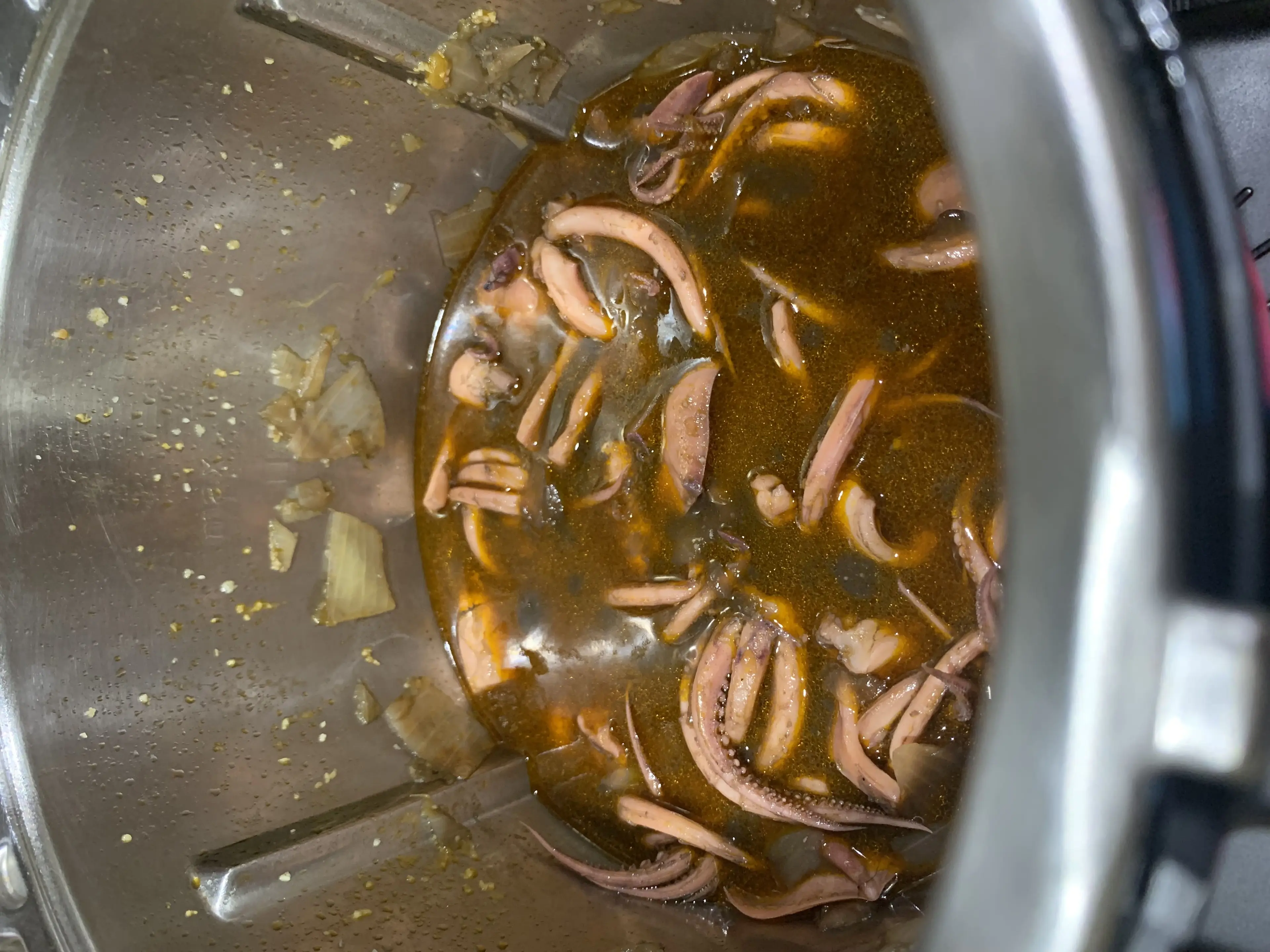 Step <p>Añade los calamares, la cayena y la tinta de calamar, y la sal y programe 20 min/ 120°C/ giro inverso/vel cuchara</p> illustration