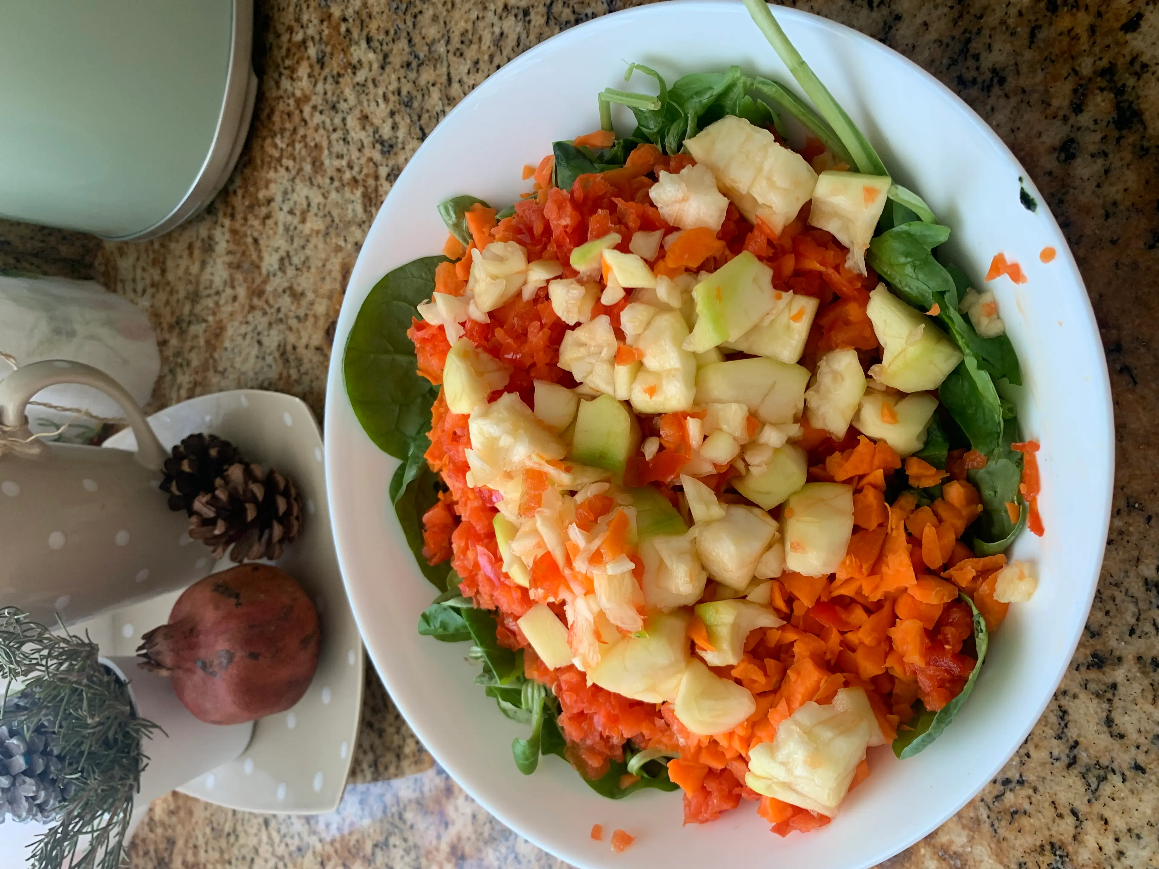 Step <p>Añade a la ensalada el queso feta escurrido y 6 nísperos pelados sin huesos y cortado en trozos. </p> illustration