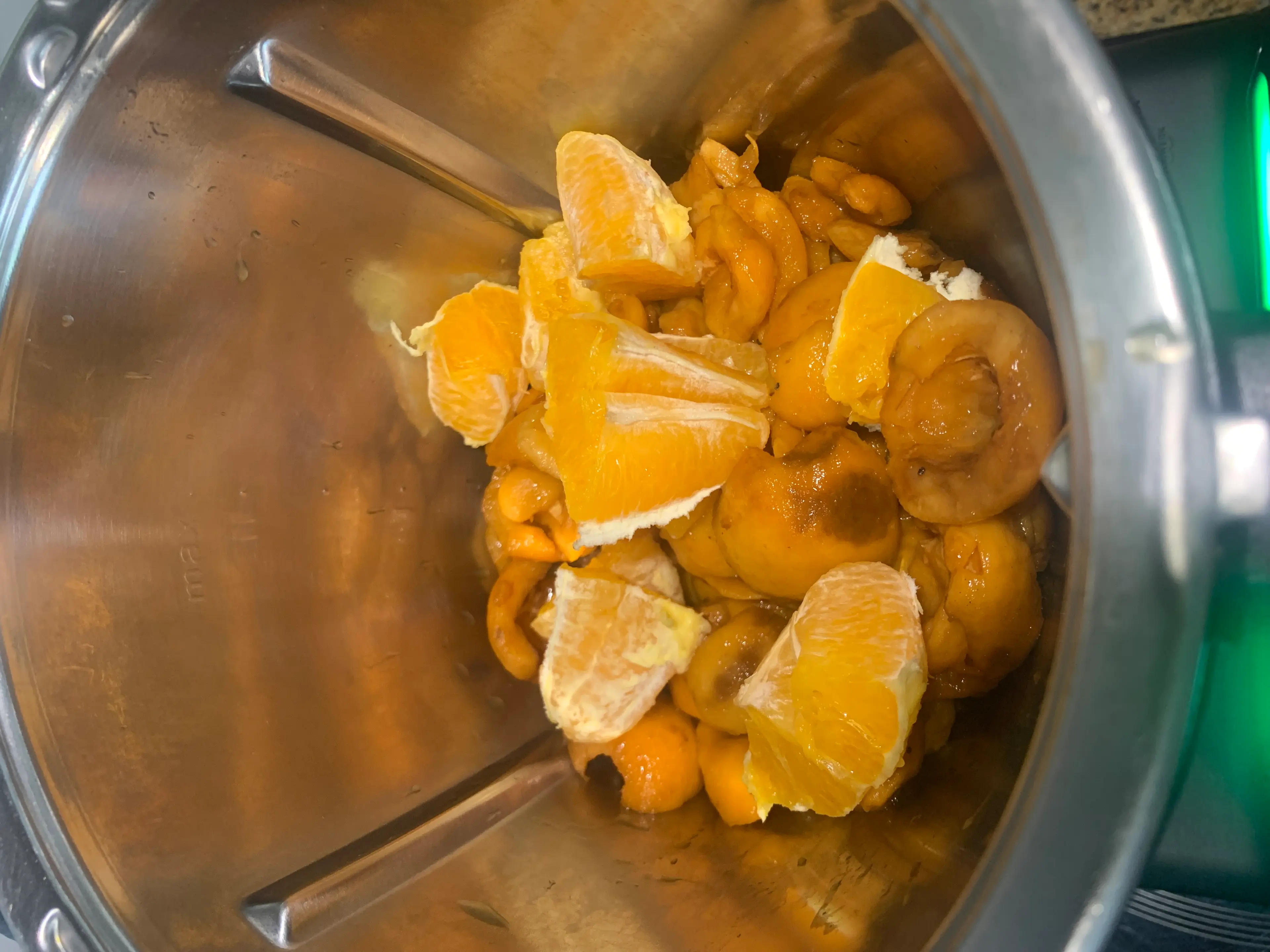 Step <p>Introducimos en el vaso, los nísperos , el azúcar , la naranja troceada y el</p><p>zumo de la otra naranja.</p><p></p><p> Triturar todo 5 seg/vel 4.</p><p>Si os gusta más finita como es mi caso, bajar los restos del vaso y volver a triturar el mismo tiempo y velocidad.</p><p>Añadir la ralladura de la piel</p><p>de naranja.</p><p><br></p> illustration