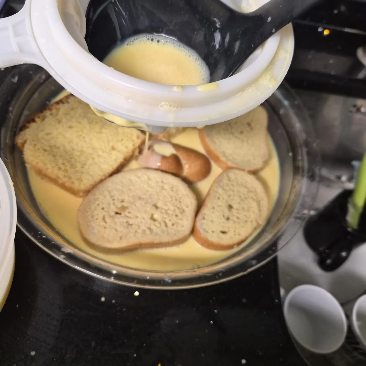 Step Empapar el pan:
Corta el pan en rebanadas gruesas (unos 2-3 cm).
Colócalas en una fuente y vierte, colando, la leche aromatizada por encima.
👉 Truco: déjalas reposar toda la noche para que queden muy cremosas por dentro. illustration