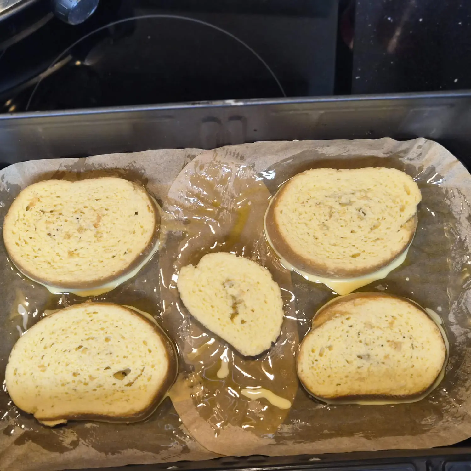 Step Freidora de aire:
Precalienta a 200°C durante 5 min.
Coloca las torrijas sin film y rebozadas con un poco de azúcar y canela.
Cocina: a 180ºC, 8–10 minutos, por cada lado, hasta que estén doradas. illustration