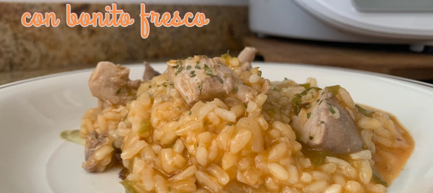 Arroz caldoso con atún fresco