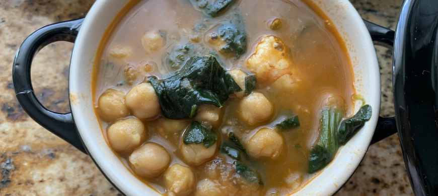 Potaje de garbanzos con kale y gambones