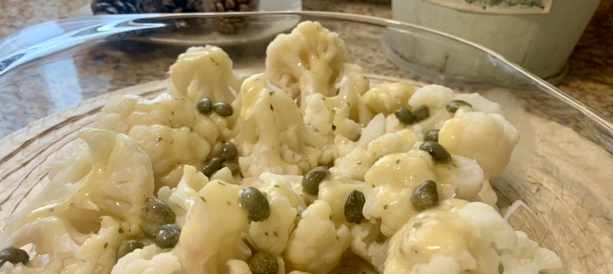 Coliflor al vapor con salsa de mantequilla y alcaparras