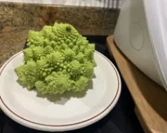 Step <p><br></p><p>Ponemos en el vaso la cebolla y el aceite y troceamos 4 seg/vel 5. Programamos 8 min/120º/vel 1.</p> illustration