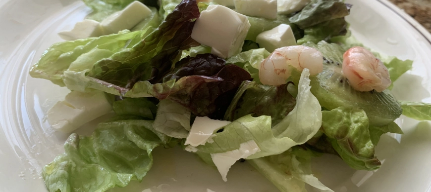 Ensalada de kiwi y gambas