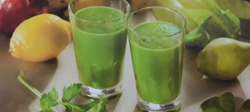 SMOOTHIE DE ESPINACAS, LECHUGA, APIO Y FRUTÁS