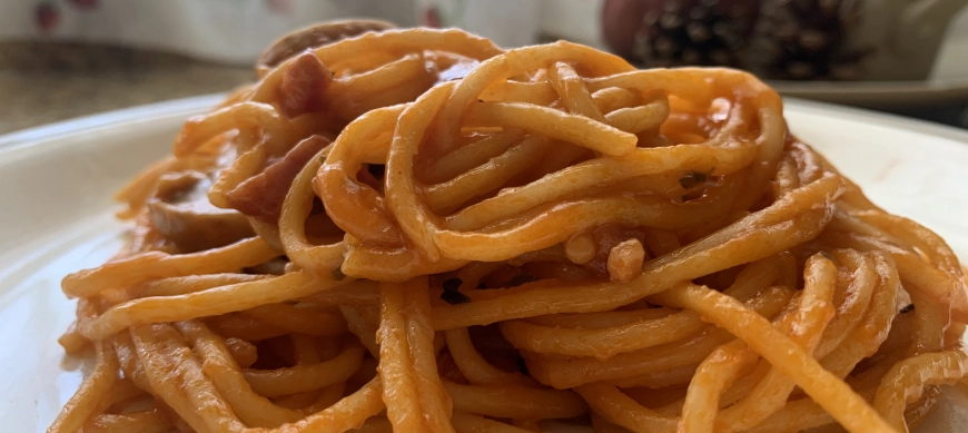 Espaguetis con tomate y champiñones