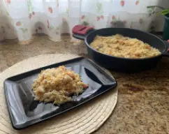 Step <p>Arroz</p><p>Ponga en el vaso el aceite y los ajos. Introduzca el cestillo con el arroz. Añada la sal y el agua. Mezcle bien con la espátula y programe 20 min/100°C/vel 4. Con la muesca de la espátula, extraiga el cestillo y vierta el arroz en la fuente para servir. Añada el beicon reservado y mezcle con la espátula. Sirva inmediatamente. </p> illustration