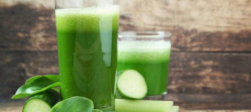 Smoothie de espinacas, lechuga, apio y fruta