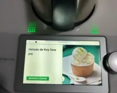 Step <p>Coloque la mariposa en las cuchillas. Coloque la nata, la vainilla y Monte a velocidad tres, hasta que la nota esté montada. retire la mariposa y reserve en un bol grande.</p> illustration