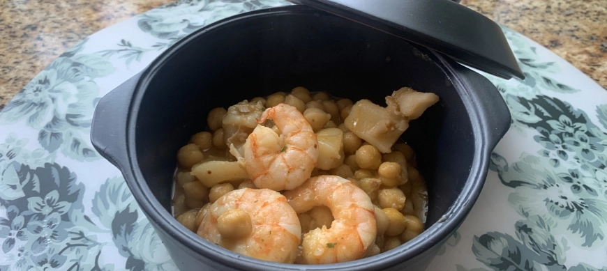 Guiso de garbanzos con sepia y langostinos