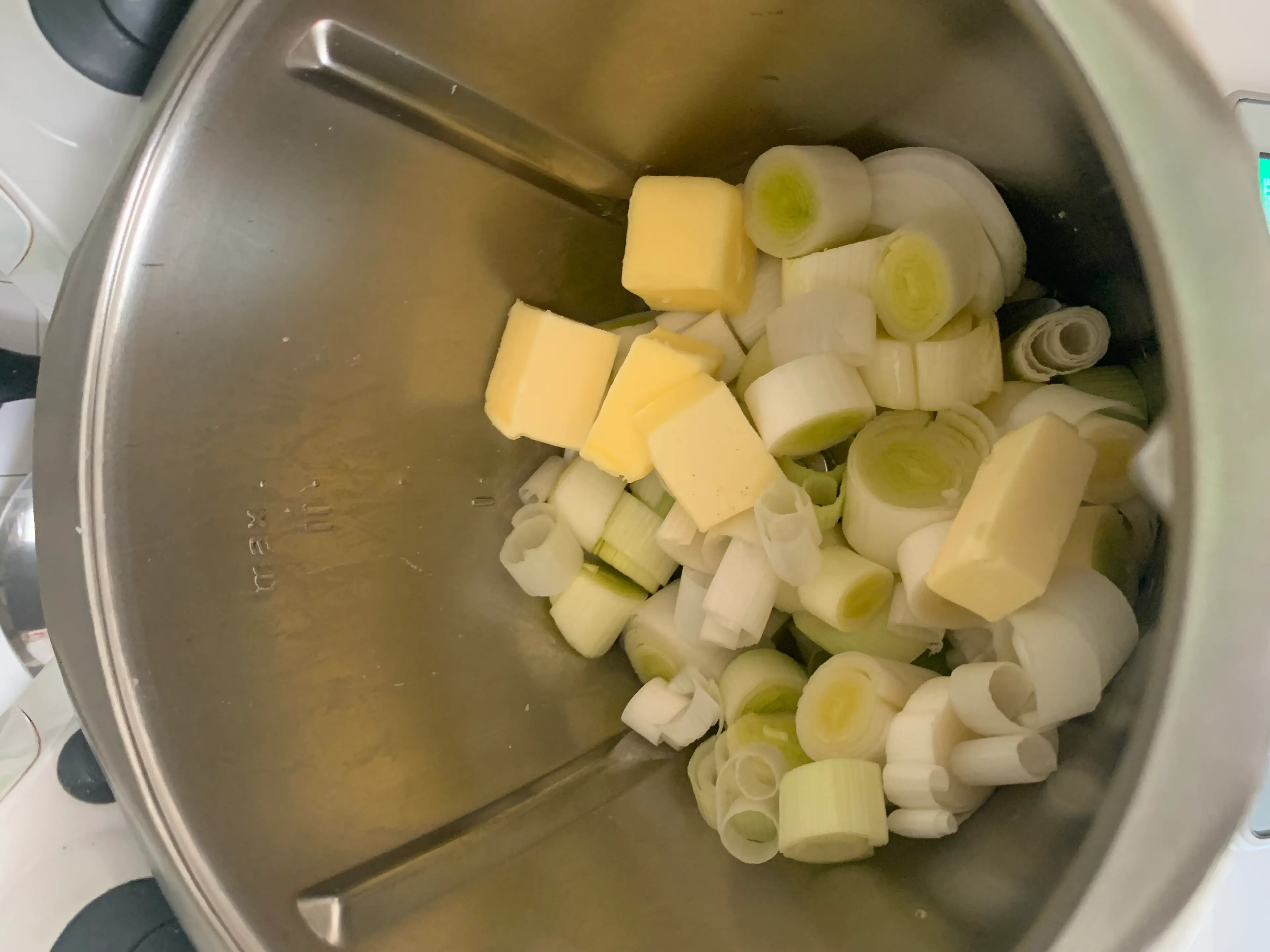 Step <p>Ponemos en el vaso el puerro, el aceite y la mantequilla, troceamos 4 seg/vel 5. Y rehogamos 8 min/120°C/vel 1.</p> illustration