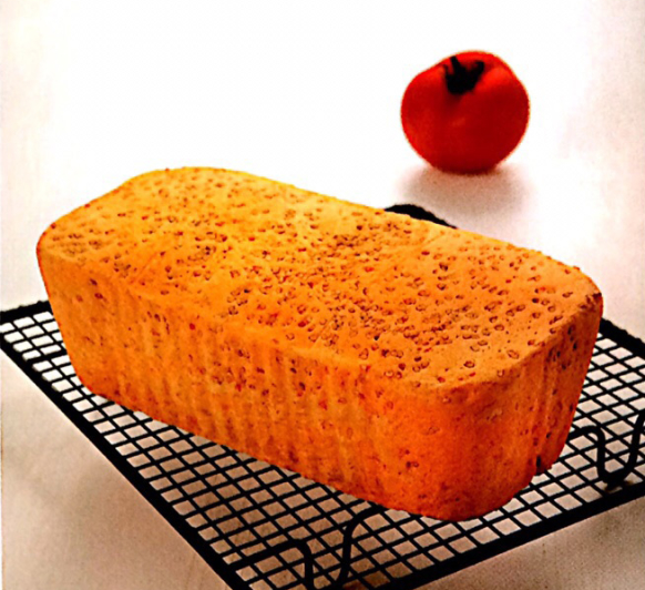 Pan de molde con tomate y semillas de sésamo