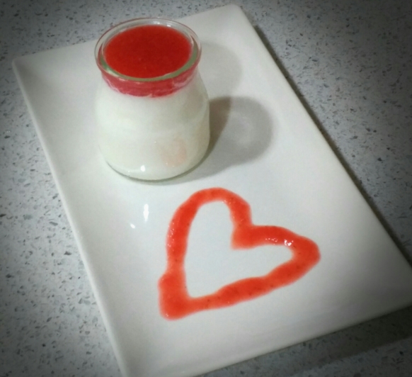 Yogur de leche condensada y salsa de fresas