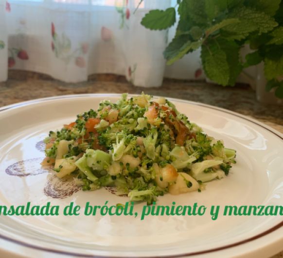 Ensalada de brócoli, pimiento y manzana